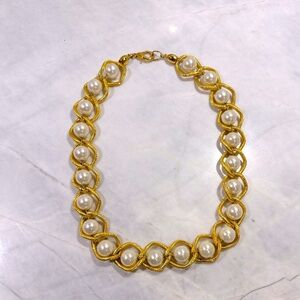 Costume jewelry pearl and gold choker style
Chunky statement piece